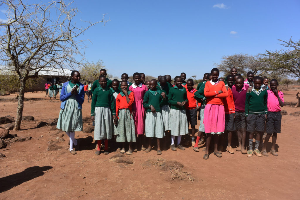 Potentielle Nutzniesserinnen des Bazaar 2017 - Massai Mädchen aus Iloshion