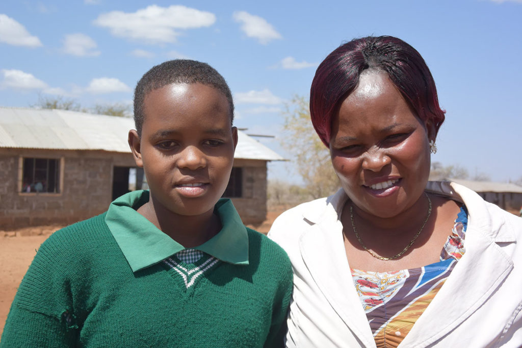 Lehrerin Mary Kapoto mit einem Massai-Mädchen. 